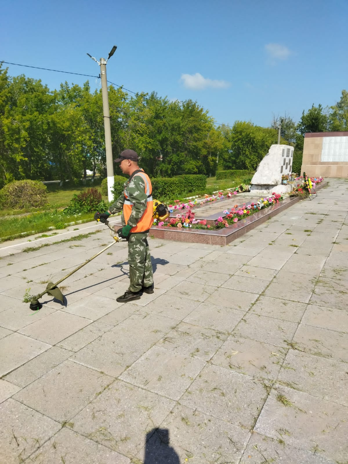 Служба благоустройства. Город грязи. Город дорога тротуар. Отсыпка тротуара песком фото.